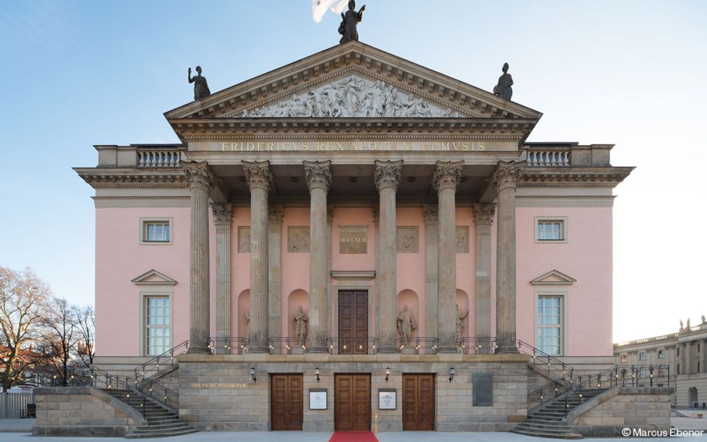 firstliving-marcus-ebener-staatsoper-aussen.jpg