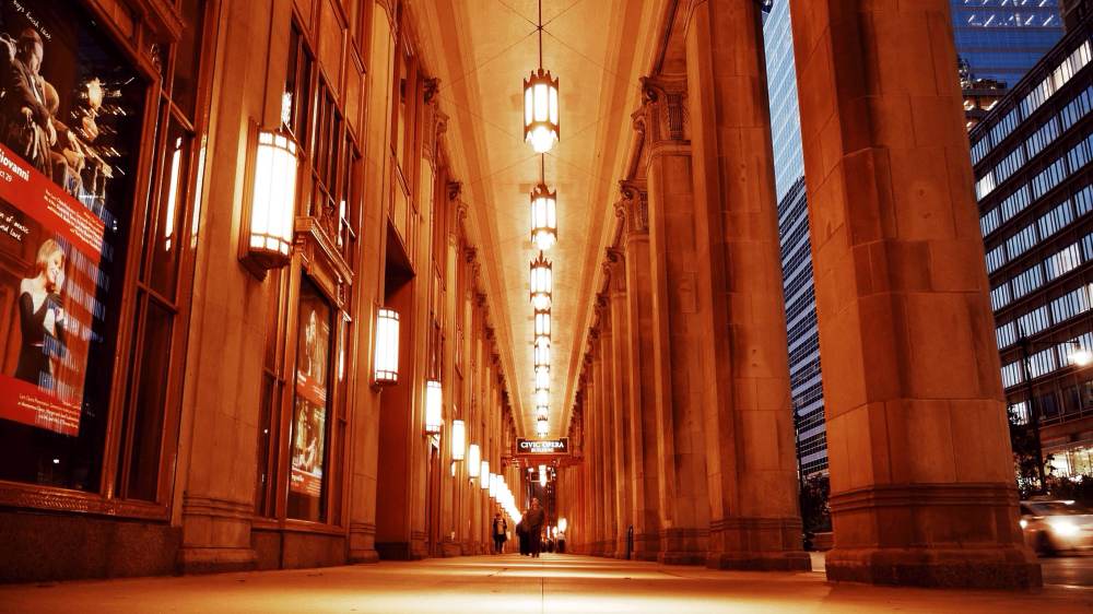 opera-house-chicago-at-night-100814