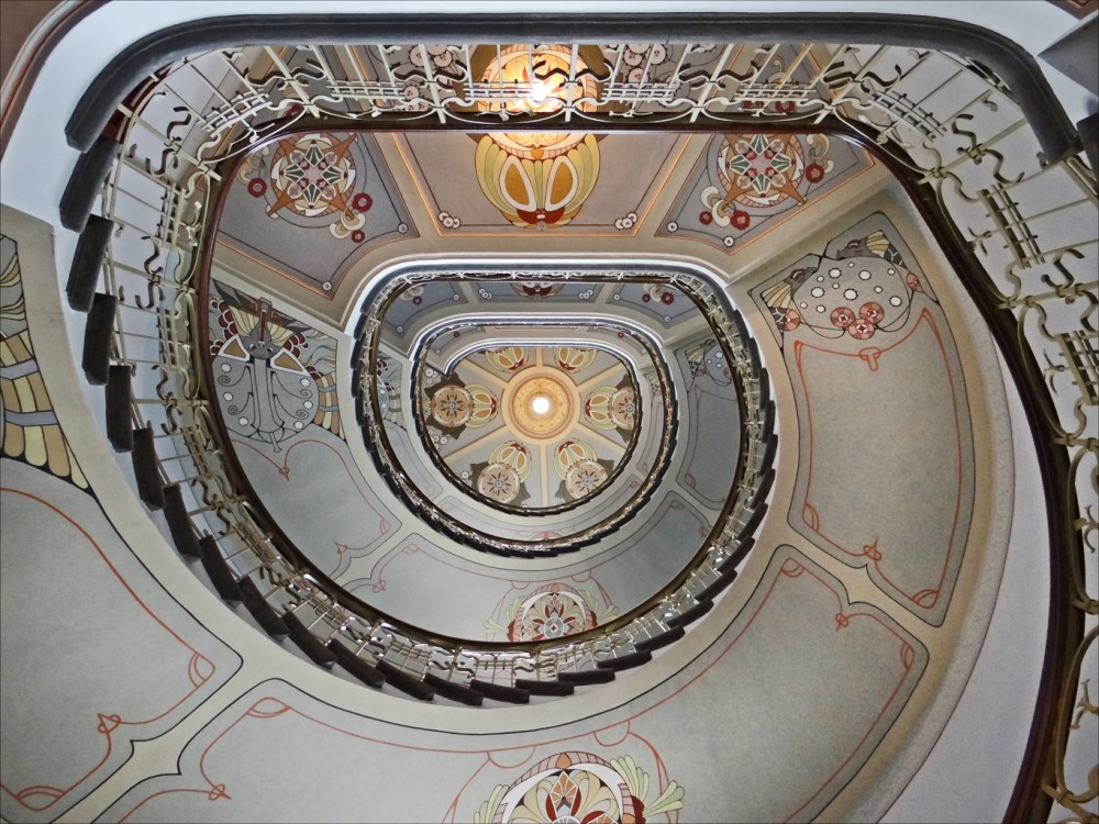 Escalier_dun_immeuble_art_nouveau_(Riga)_(7561907794)