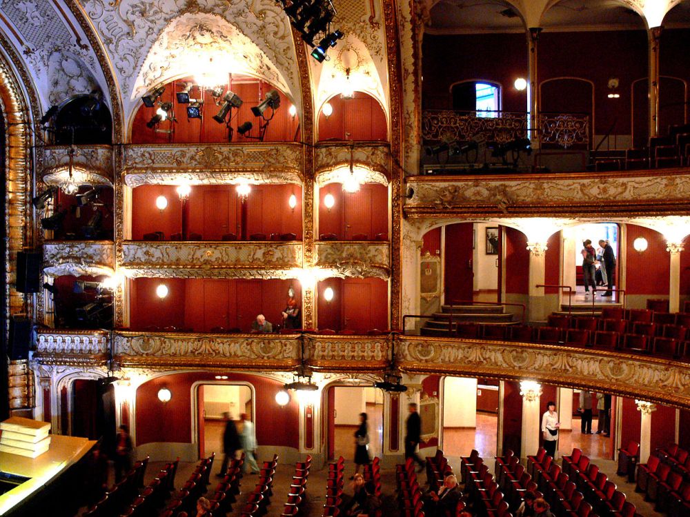 1280px-Wien_Volkstheater_Zuschauerraum_1