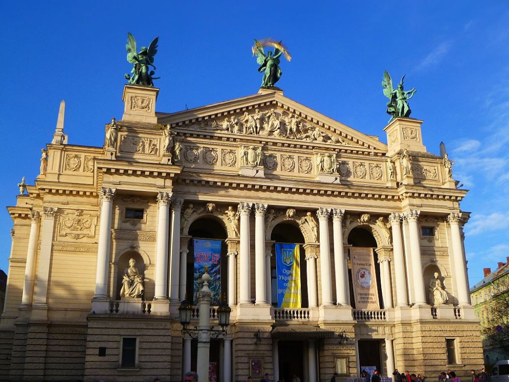 1024px-Opera-lviv-2012