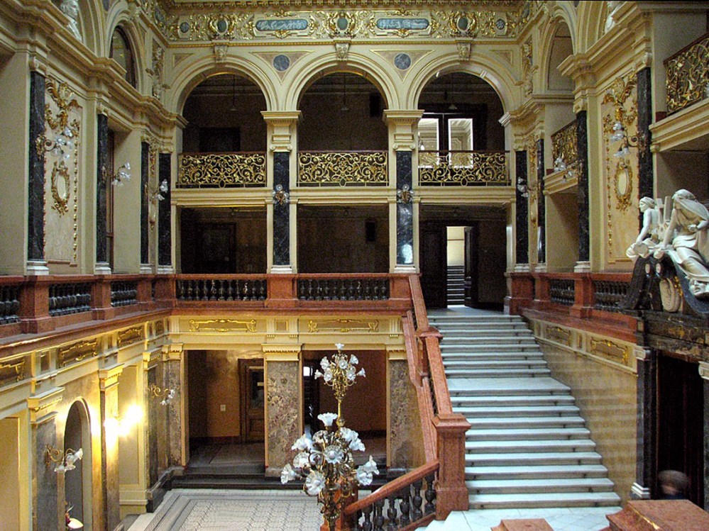 LvivOperaHouse-entrancehall-2