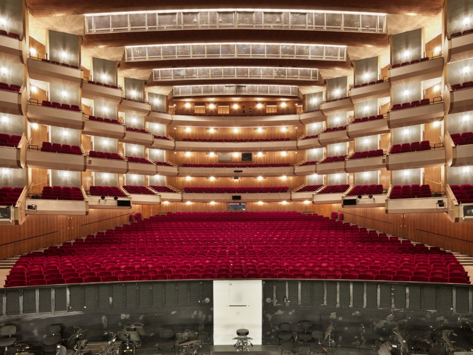 BI_110909_onstage_02-940x705