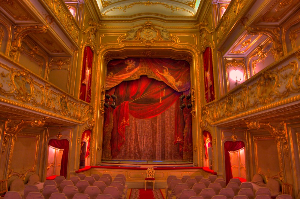 zhlobin_belorussia_saint-theater_stage_side_yusupov_palace.jpg