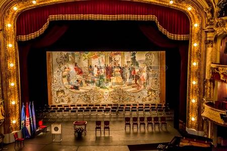 35879514-zagabria-croazia--14-ottobre-2014-il-sipario-del-teatro-nazionale-croato-nel-1895-da-make-vlaho-buko