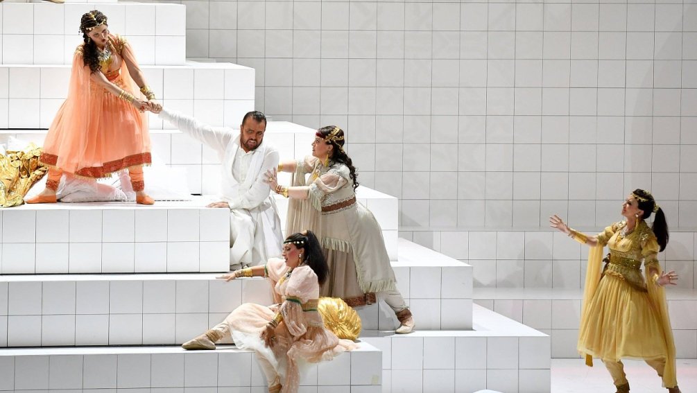 nachtkritik-zu-die-liebe-der-danae-alles-ist-gold-was-glaenzt-41-65622781