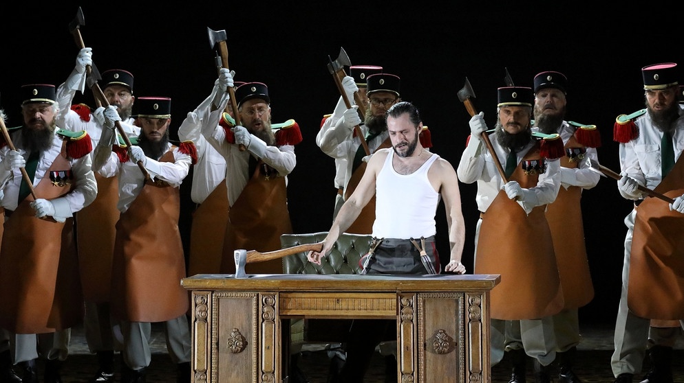 szenenbild-semiramide-gioachino-rossini-david-alden-102_h-558_v-img__16__9__xl_w-994_-e1d284d92729d9396a907e303225e0f2d9fa53b4