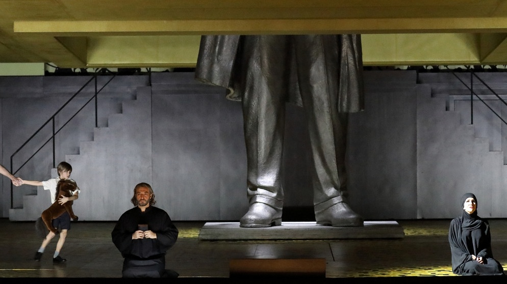 szenenbild-semiramide-gioachino-rossini-david-alden-116_h-558_v-img__16__9__xl_w-994_-e1d284d92729d9396a907e303225e0f2d9fa53b4