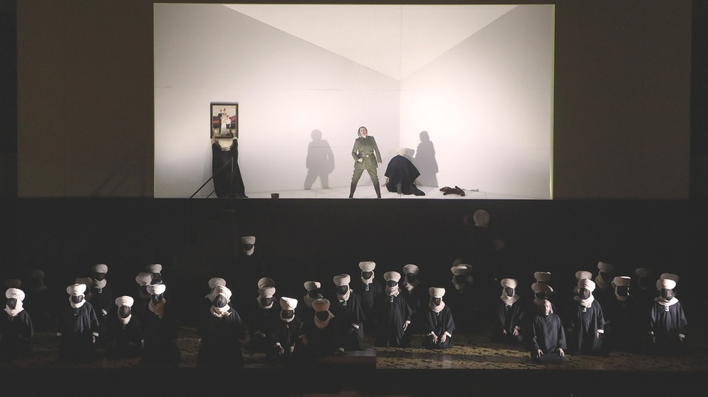 szenenbild-semiramide-gioachino-rossini-david-alden-122_h-558_v-img__16__9__xl_w-994_-e1d284d92729d9396a907e303225e0f2d9fa53b4