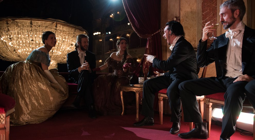 5889433_1159_martonetraviata4