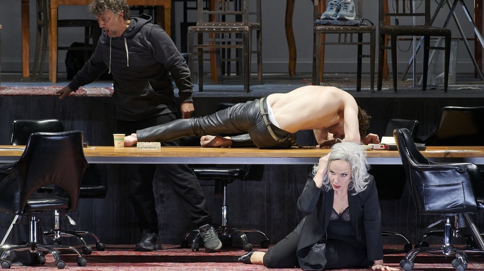 parsifal-wiener-staatsoper-kirill-serebrennikow-premiere-130~_h-558_v-img__16__9__xl_w-994_-e1d284d92729d9396a907e303225e0f2d9fa53b4